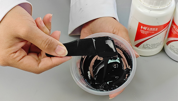 高温石墨修补剂HR-8768耐老化性能怎么样？在高温工业领域，石墨制品因长期暴露于1000℃以上极端环境，常面临烧损、裂纹、脱落等老化问题。汇瑞工程师对高温石墨修补剂HR-8768耐老化性能进行了详细的介绍说明。