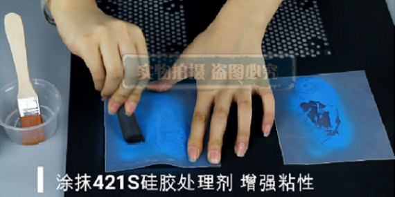 硅胶喷手感油不耐汗液一擦就掉咋办?看汇瑞胶粘解决方案